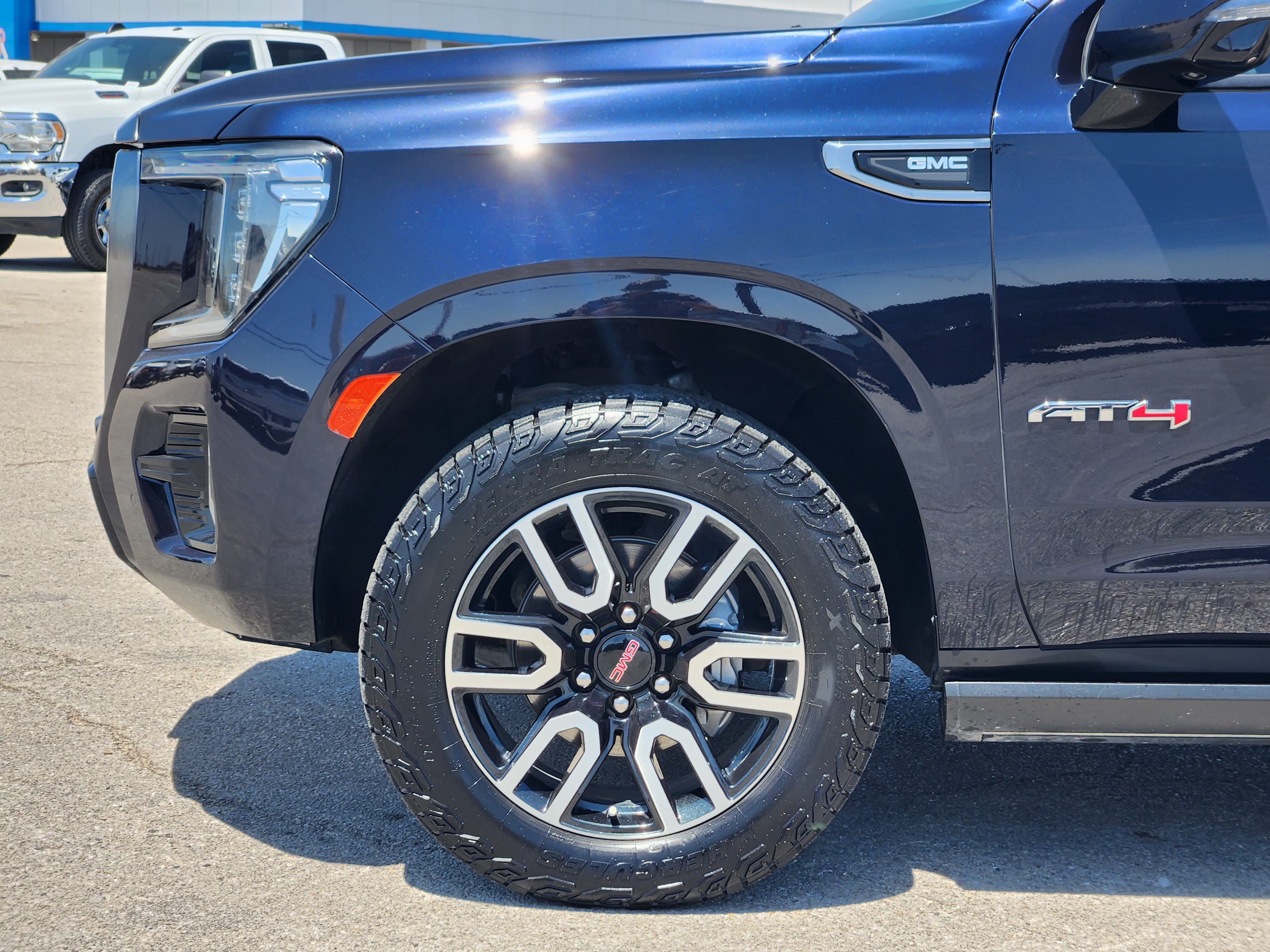 Used 2023 GMC Yukon AT4 w/ AT4 Premium Package AWD/4WD image 9