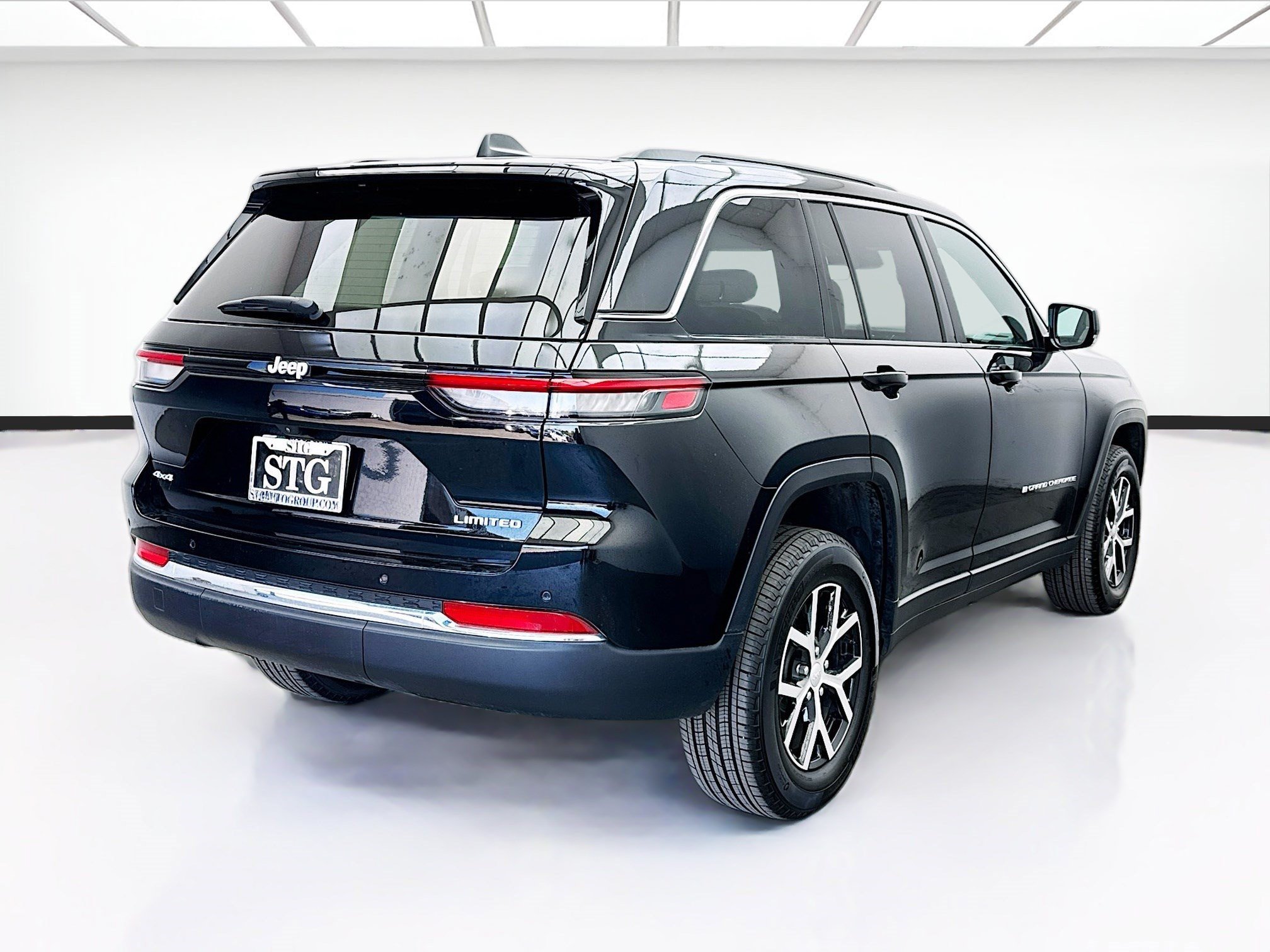 Used 2025 Jeep Grand Cherokee Limited AWD/4WD image 4