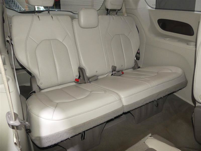 Used 2020 Chrysler Pacifica Touring-L w/ Tire & Wheel Group FWD image 28