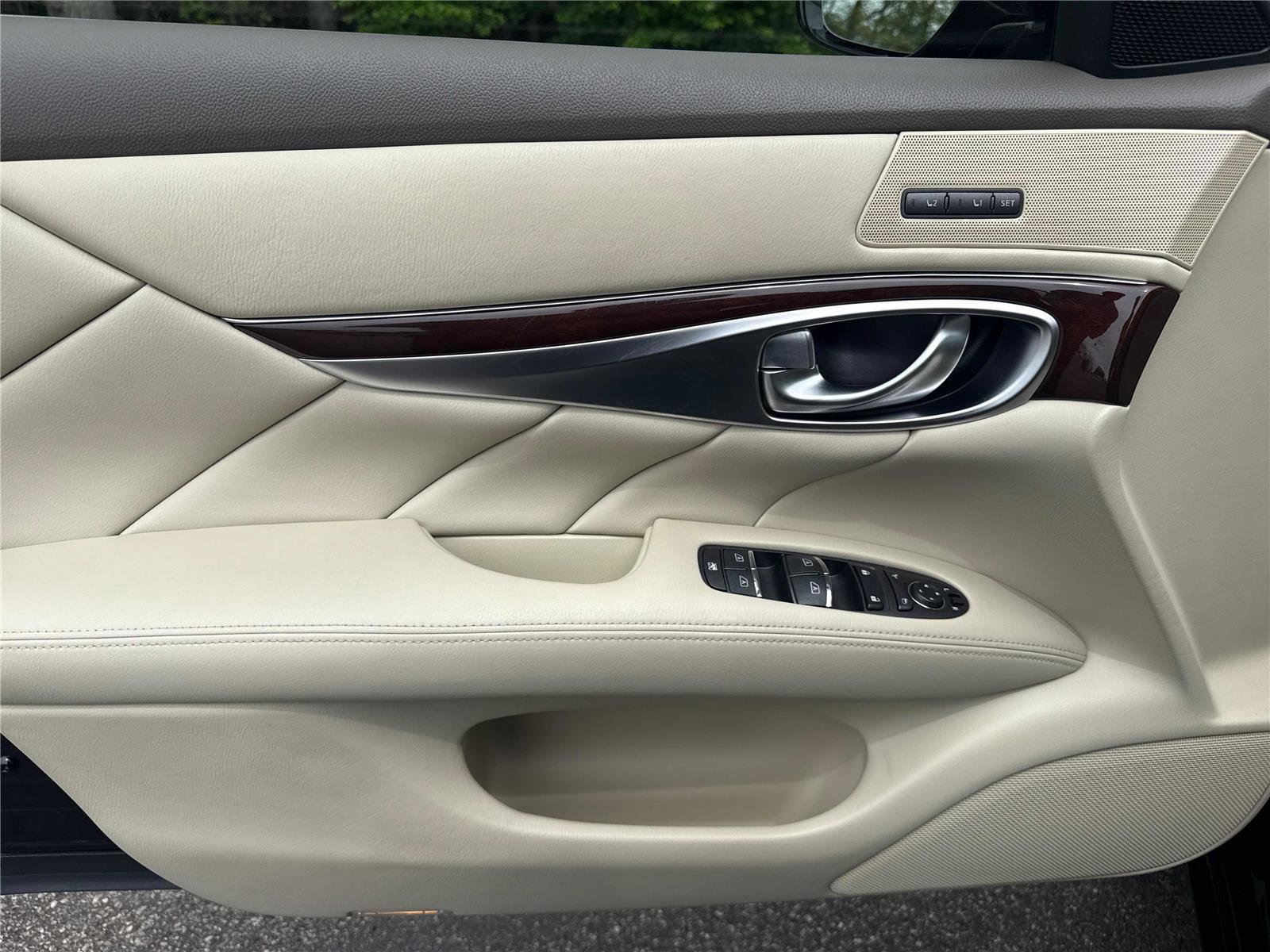 Used 2015 INFINITI Q70 3.7 w/ Technology Package image 10