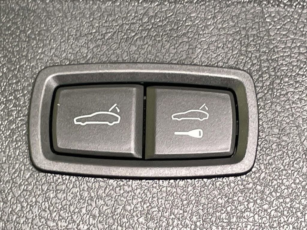 New 2025 Porsche Macan Base image 21