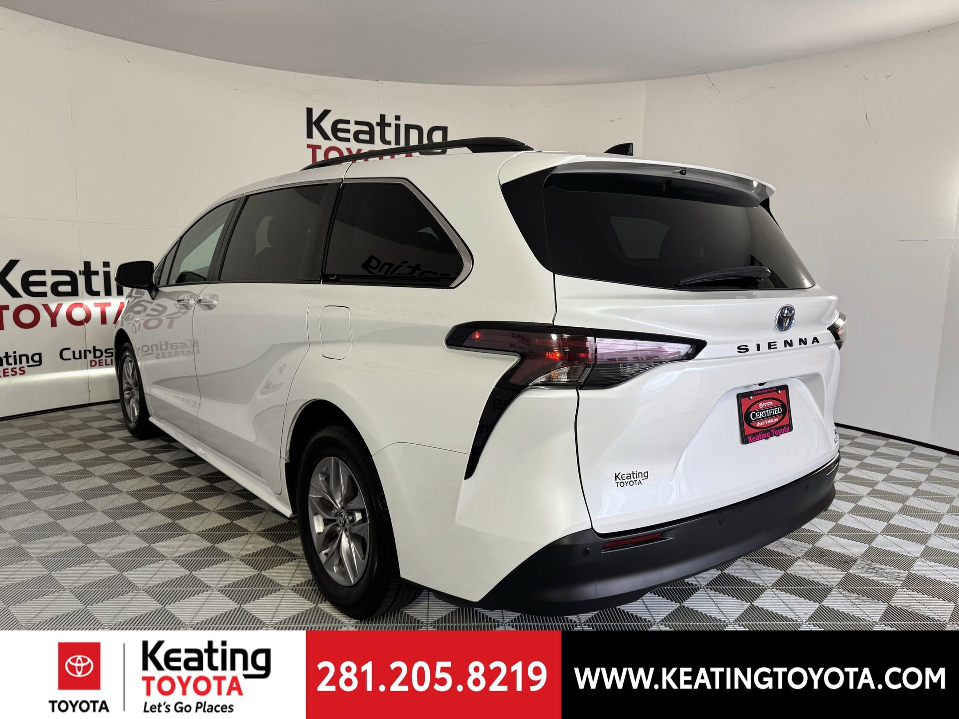 Certified 2024 Toyota Sienna XLE FWD image 8