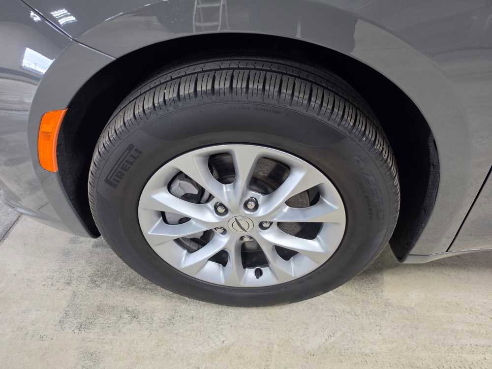 Used 2024 Chrysler Pacifica Touring-L image 8