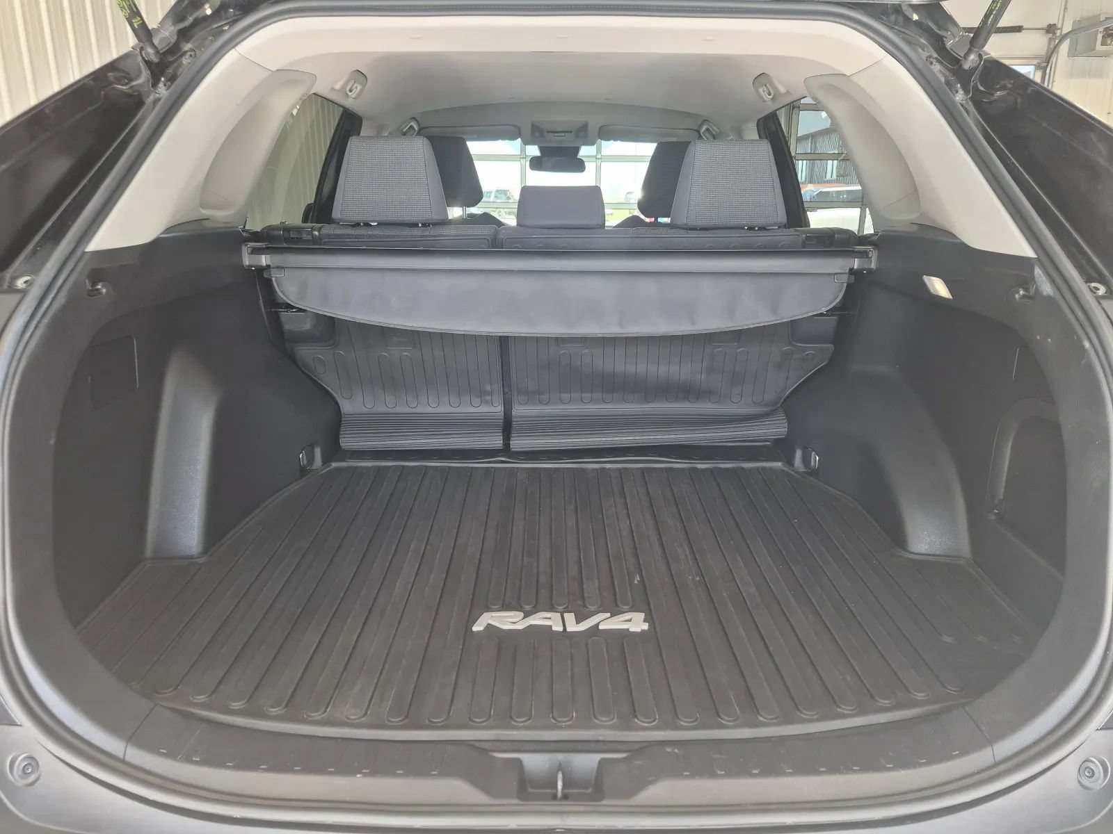 Used 2022 Toyota RAV4 LE AWD/4WD image 13