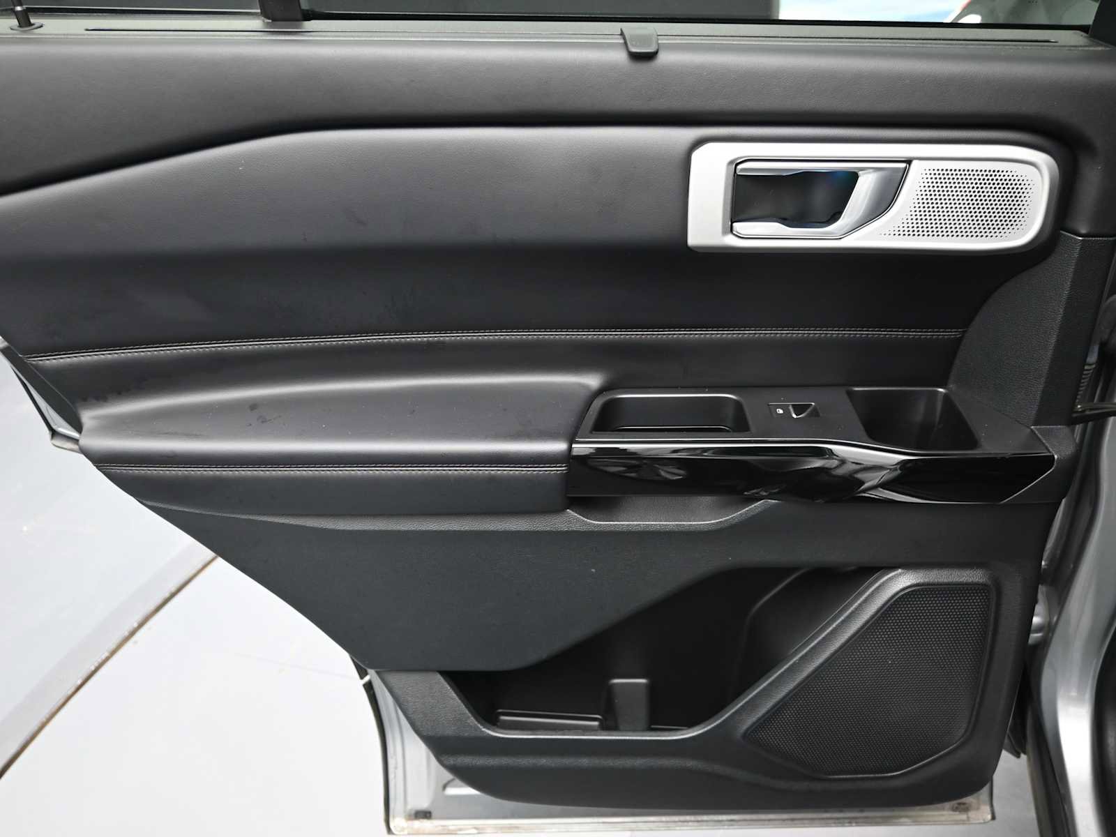 Used 2022 Ford Explorer Platinum w/ Technology Package image 16