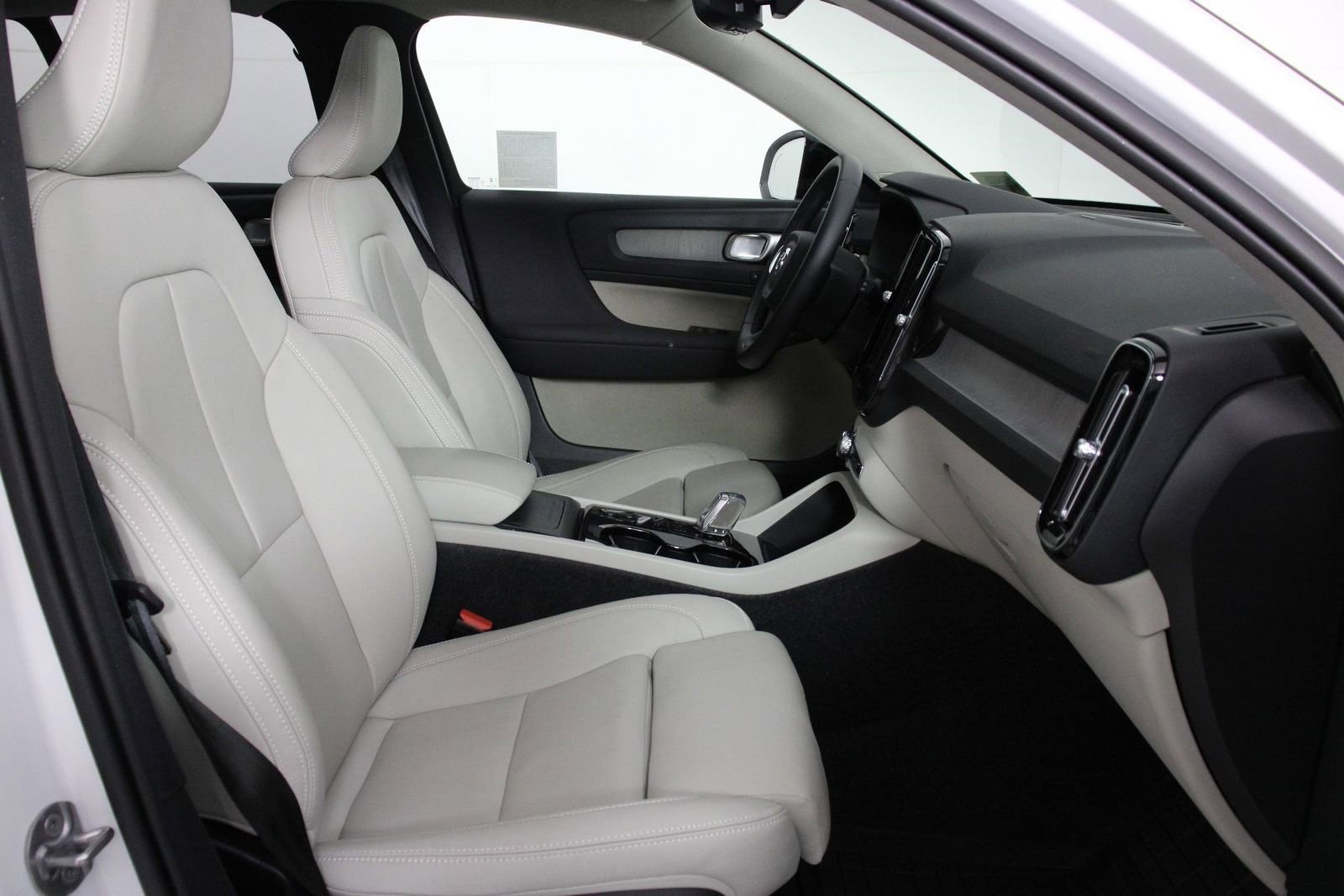 Used 2026 Volvo XC40 B5 Ultra w/ Climate Package image 29