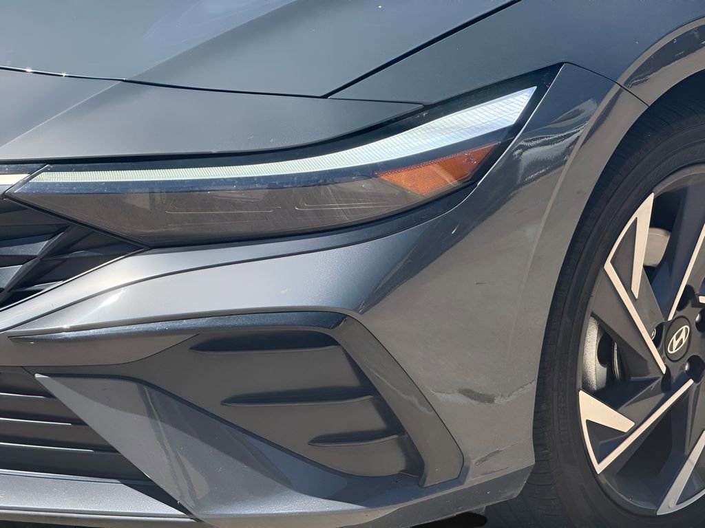 Used 2025 Hyundai Elantra Limited FWD image 5