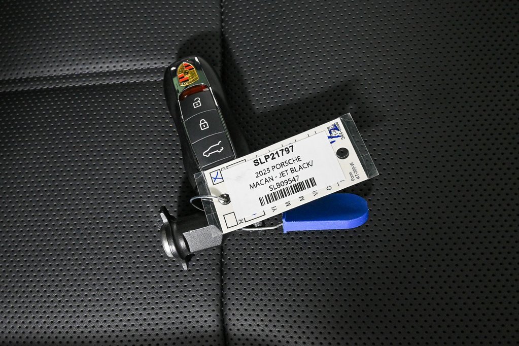 Used 2025 Porsche Macan image 27