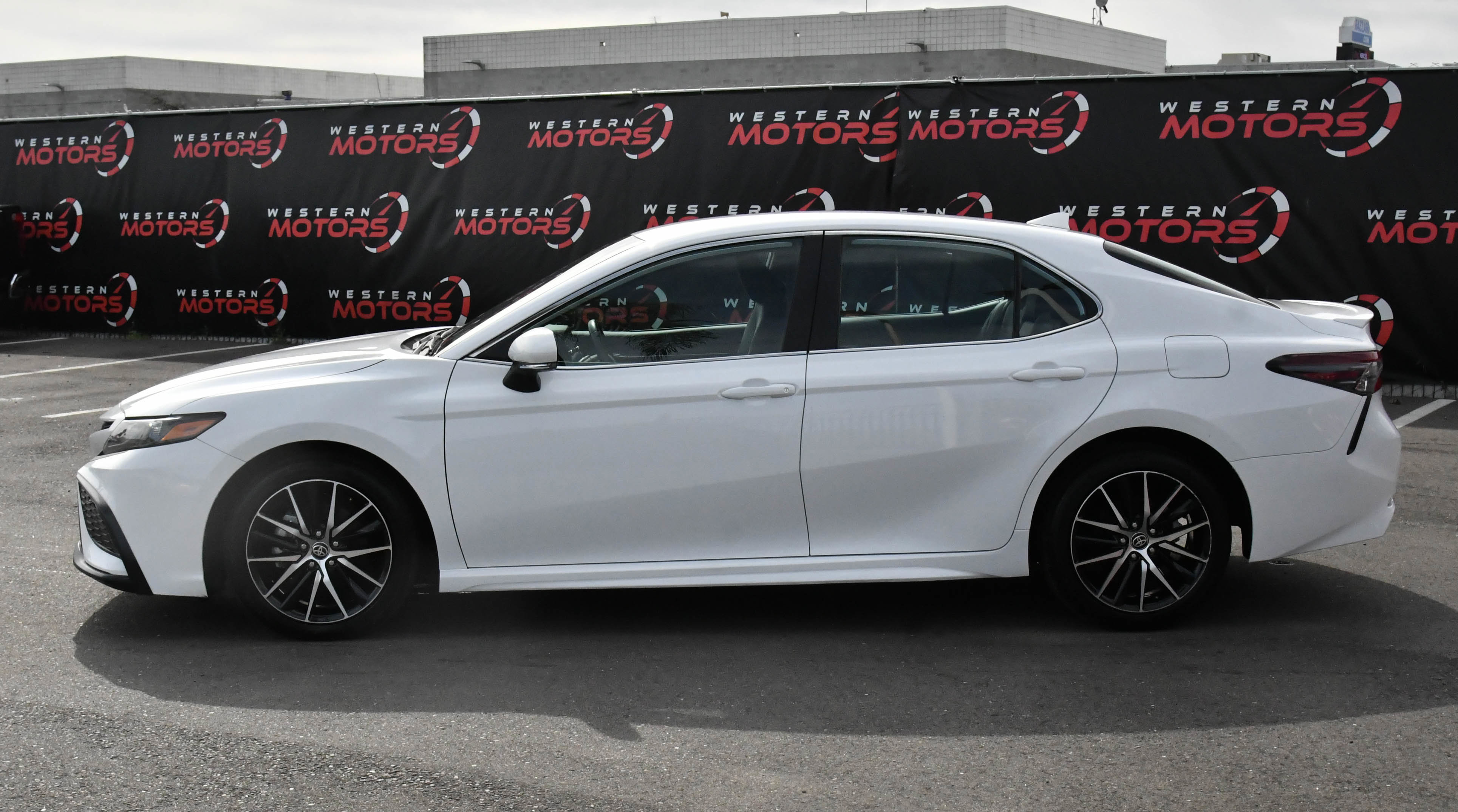 Used 2024 Toyota Camry SE image 4