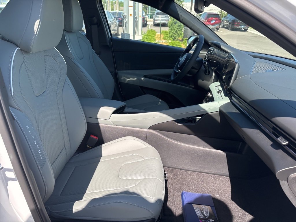New 2025 Hyundai Elantra Limited image 15
