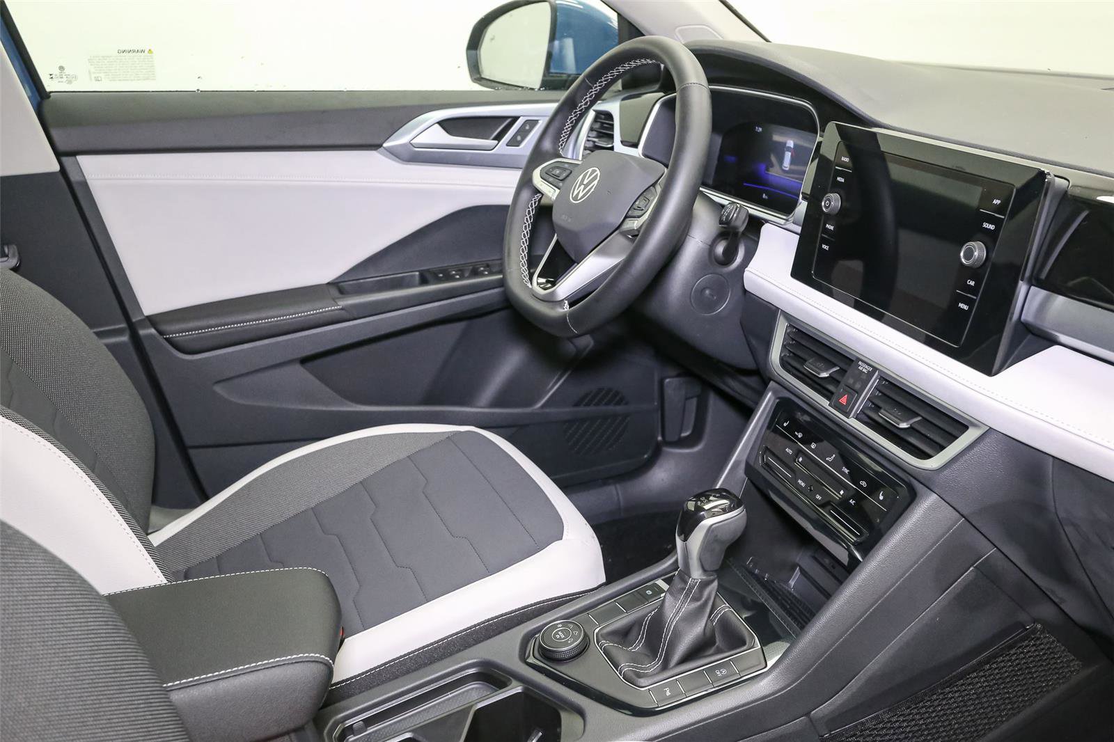 New 2025 Volkswagen Taos SE image 15