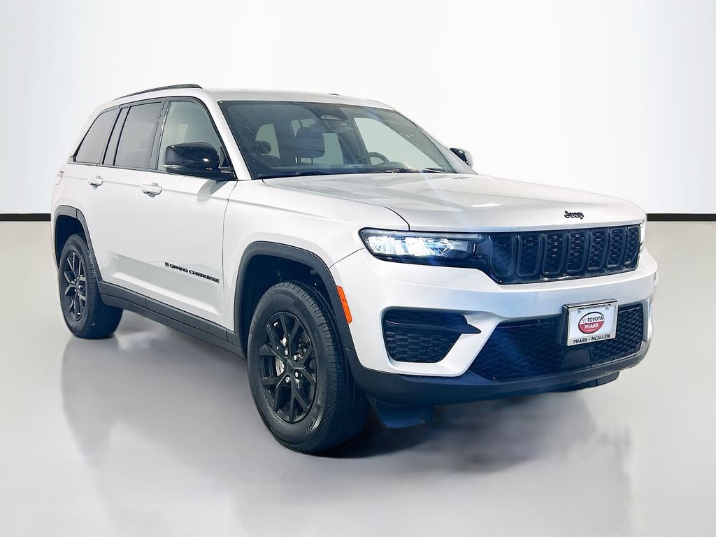 Used 2025 Jeep Grand Cherokee Altitude RWD image 3