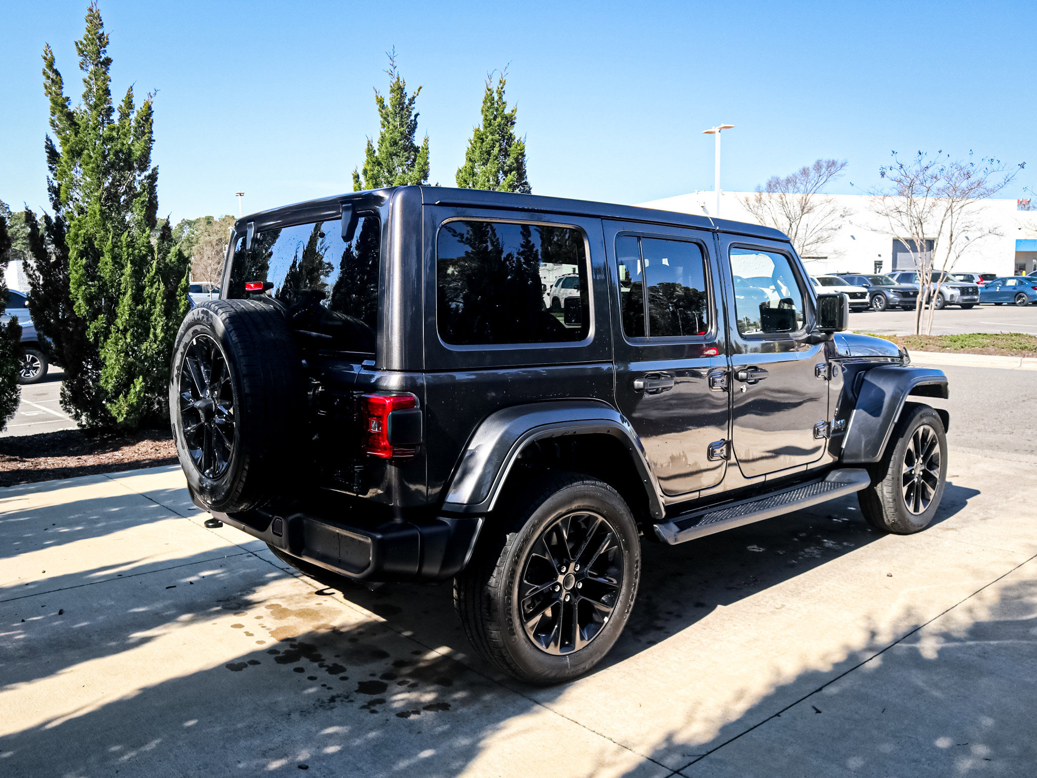 Used 2025 Jeep Wrangler Sahara image 10