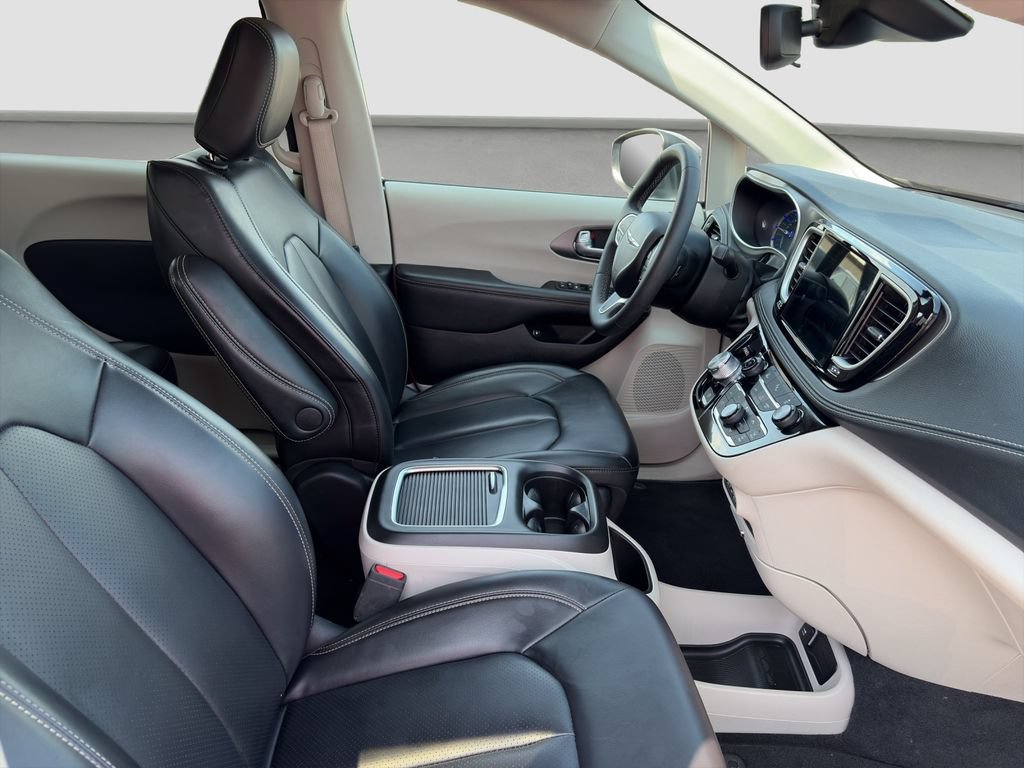 Used 2023 Chrysler Pacifica Touring-L FWD image 17