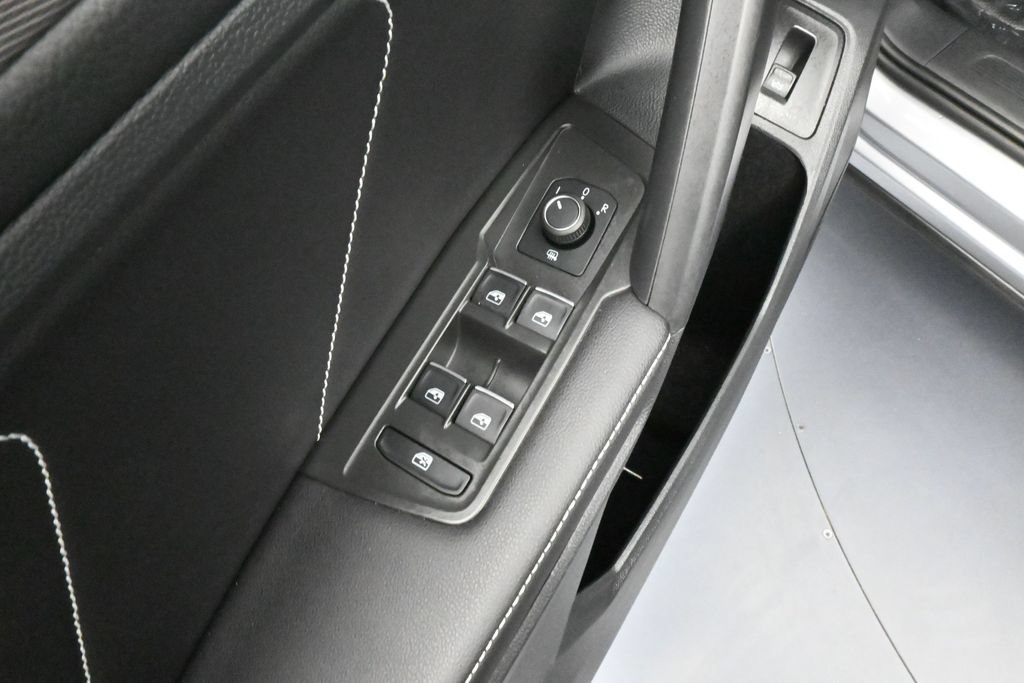 Used 2024 Volkswagen Tiguan SE FWD image 14