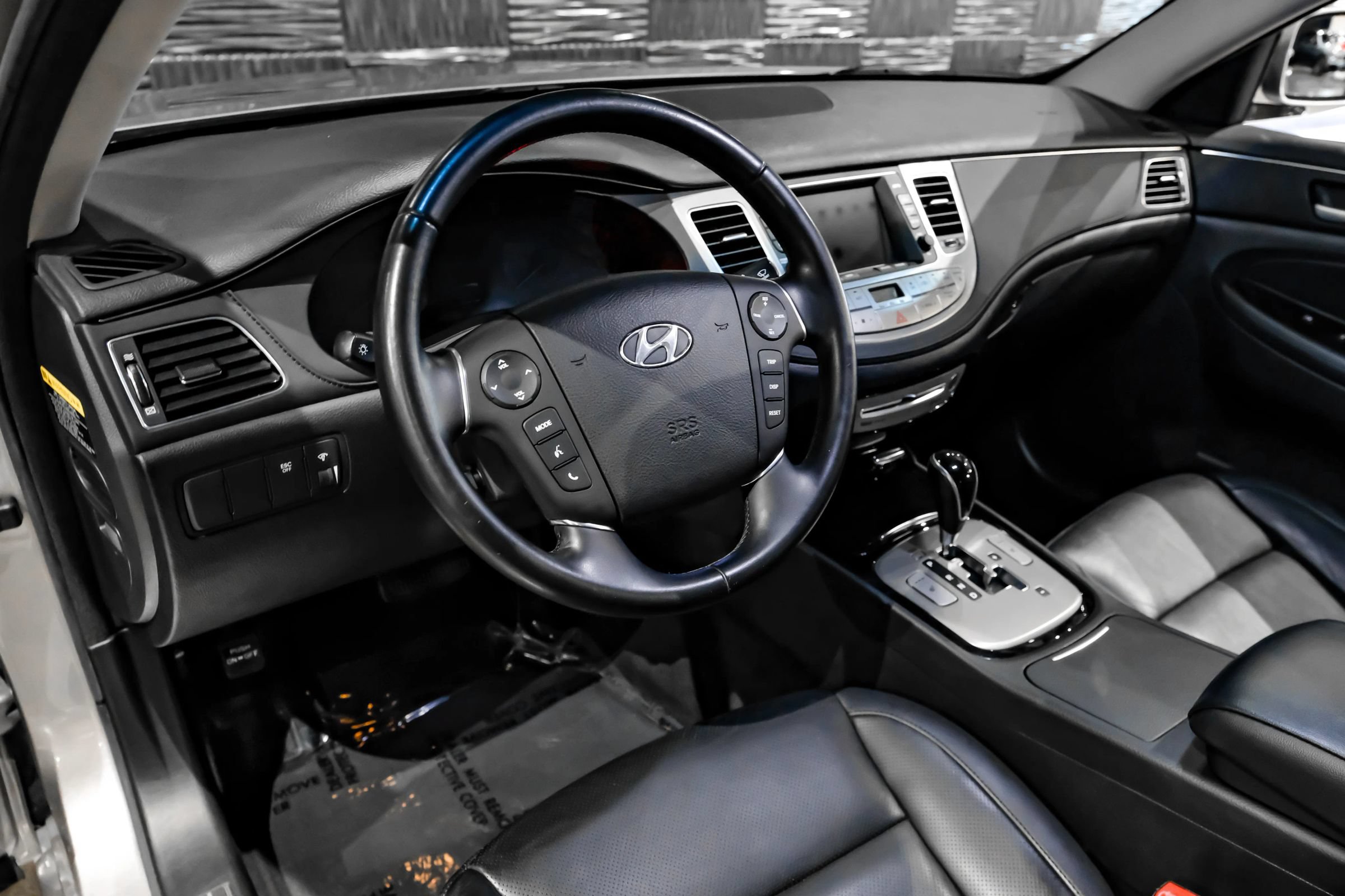 Used 2013 Hyundai Genesis 3.8 w/ Premium Pkg RWD image 3