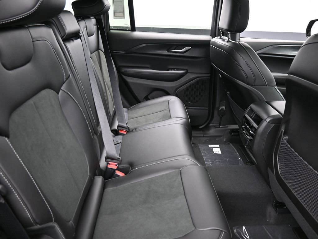 New 2025 Jeep Grand Cherokee Altitude image 17