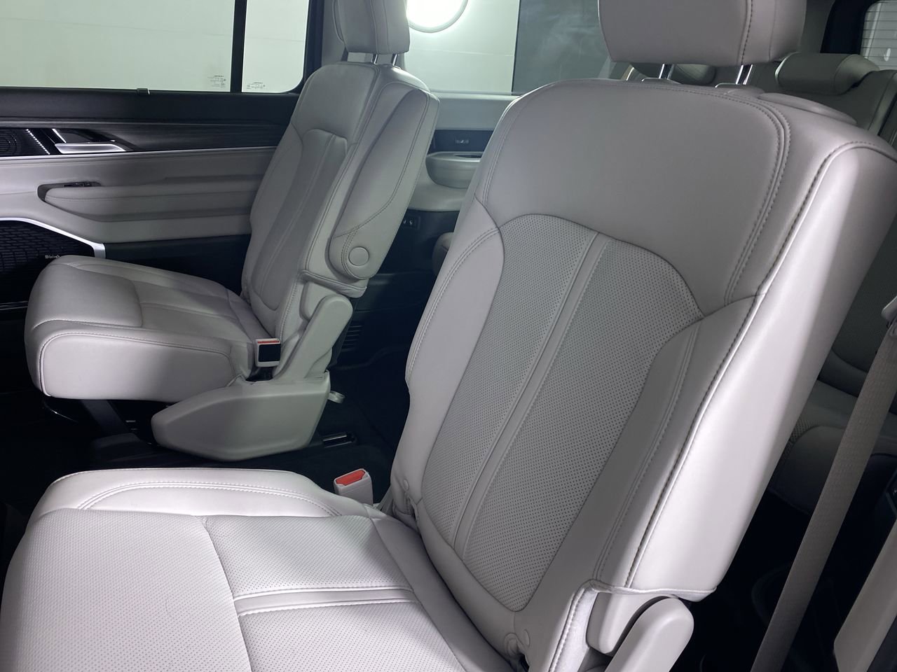 Used 2024 Jeep Wagoneer L Series III w/ Premium Group I image 15