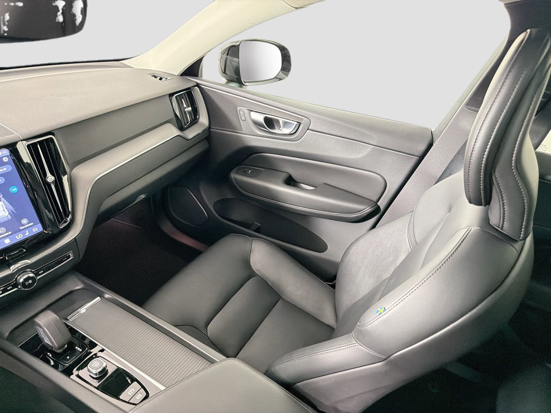 Certified 2024 Volvo XC60 B5 Core w/ Climate Package AWD/4WD image 25