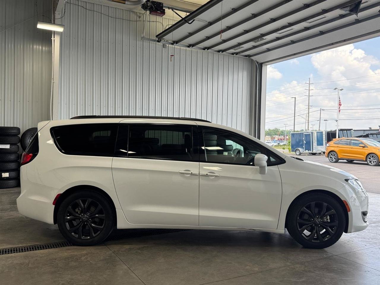 Used 2018 Chrysler Pacifica Touring Plus w/ S Appearance Package FWD image 2