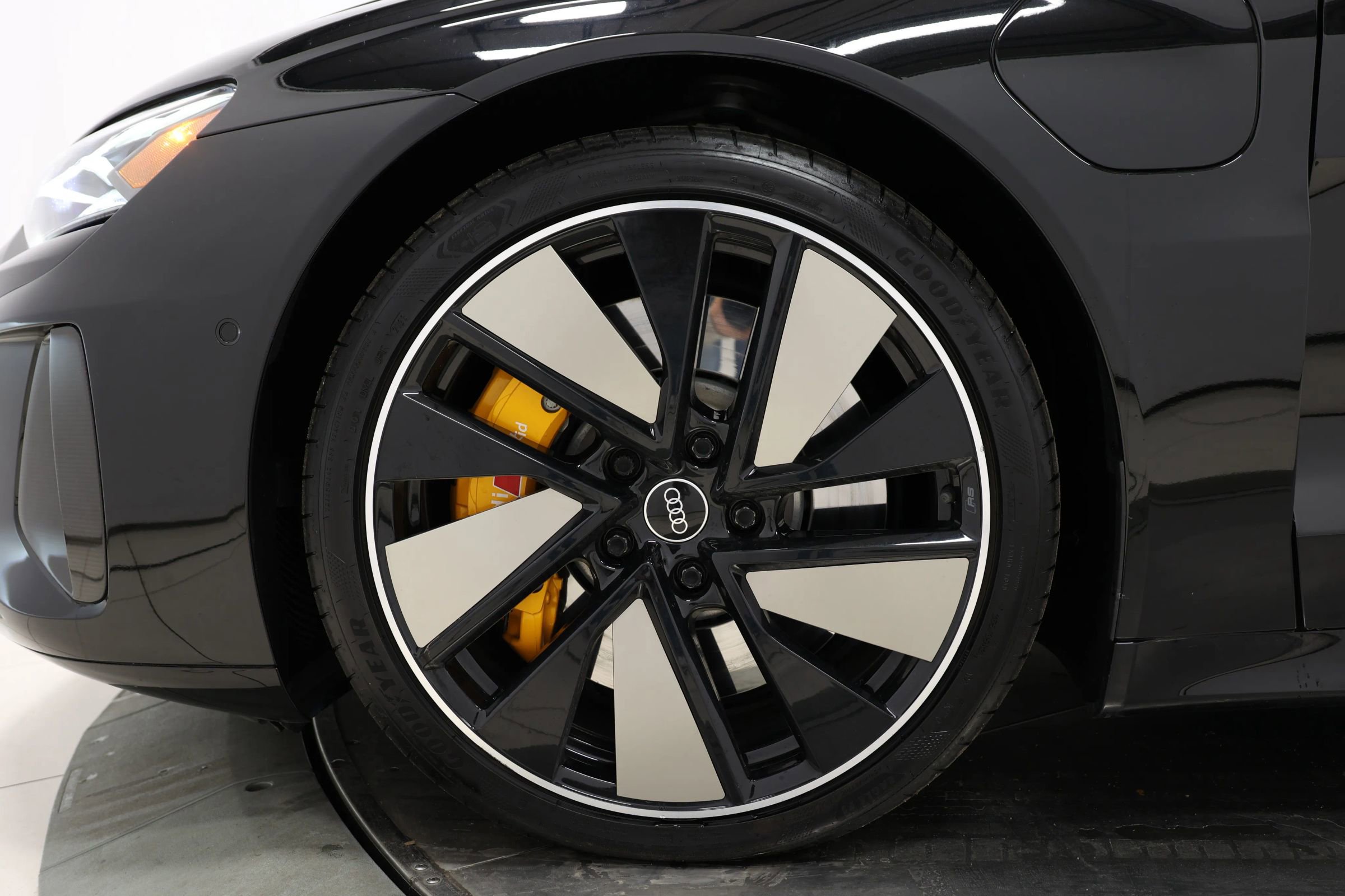 Used 2022 Audi RS e-tron GT w/ Carbon Performance Package image 99