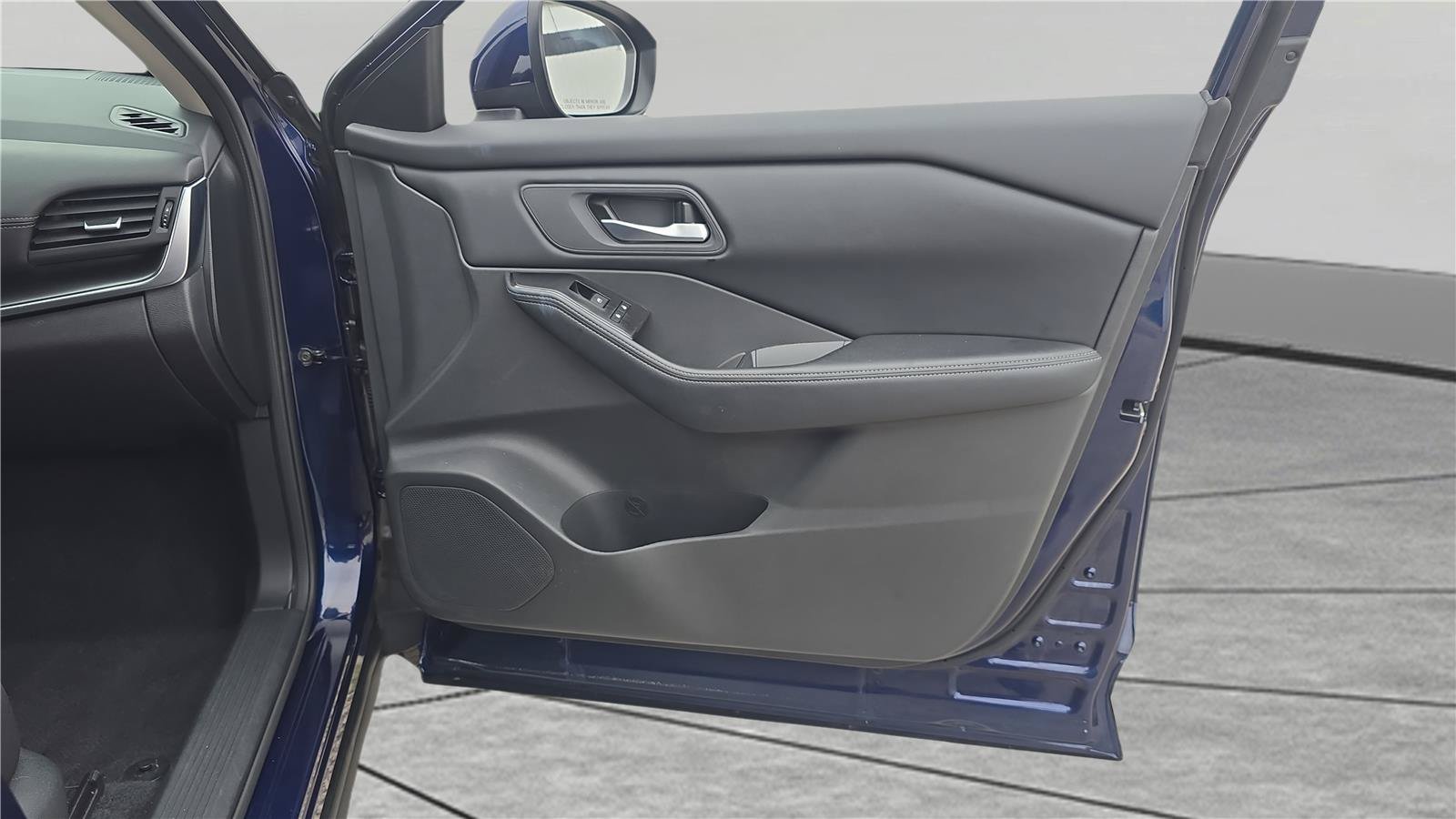 Used 2025 Nissan Rogue SV FWD image 15