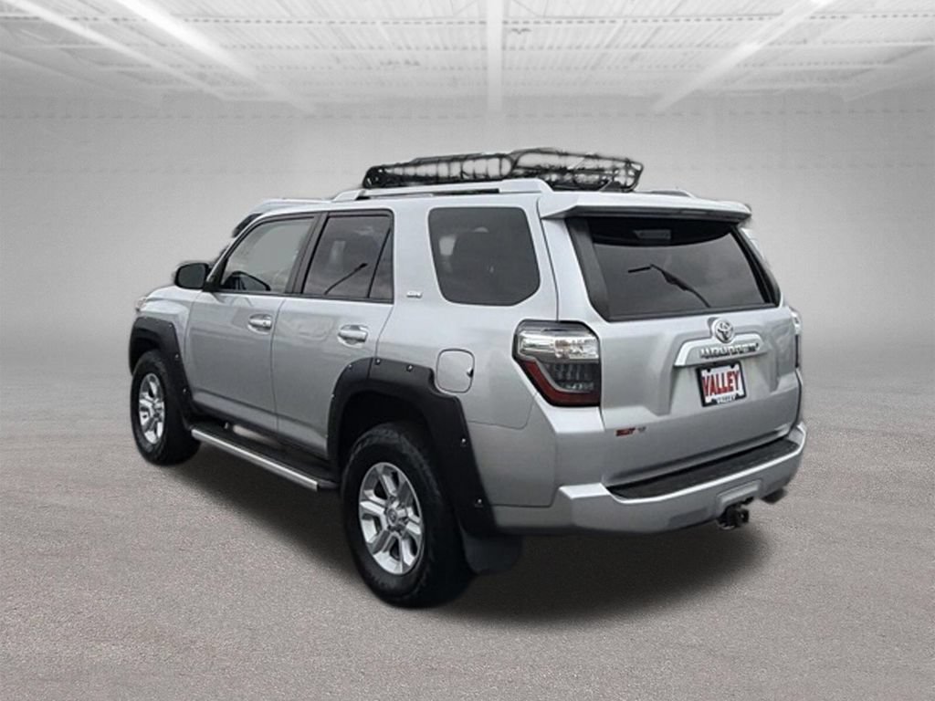 Used 2018 Toyota 4Runner SR5 AWD/4WD image 10