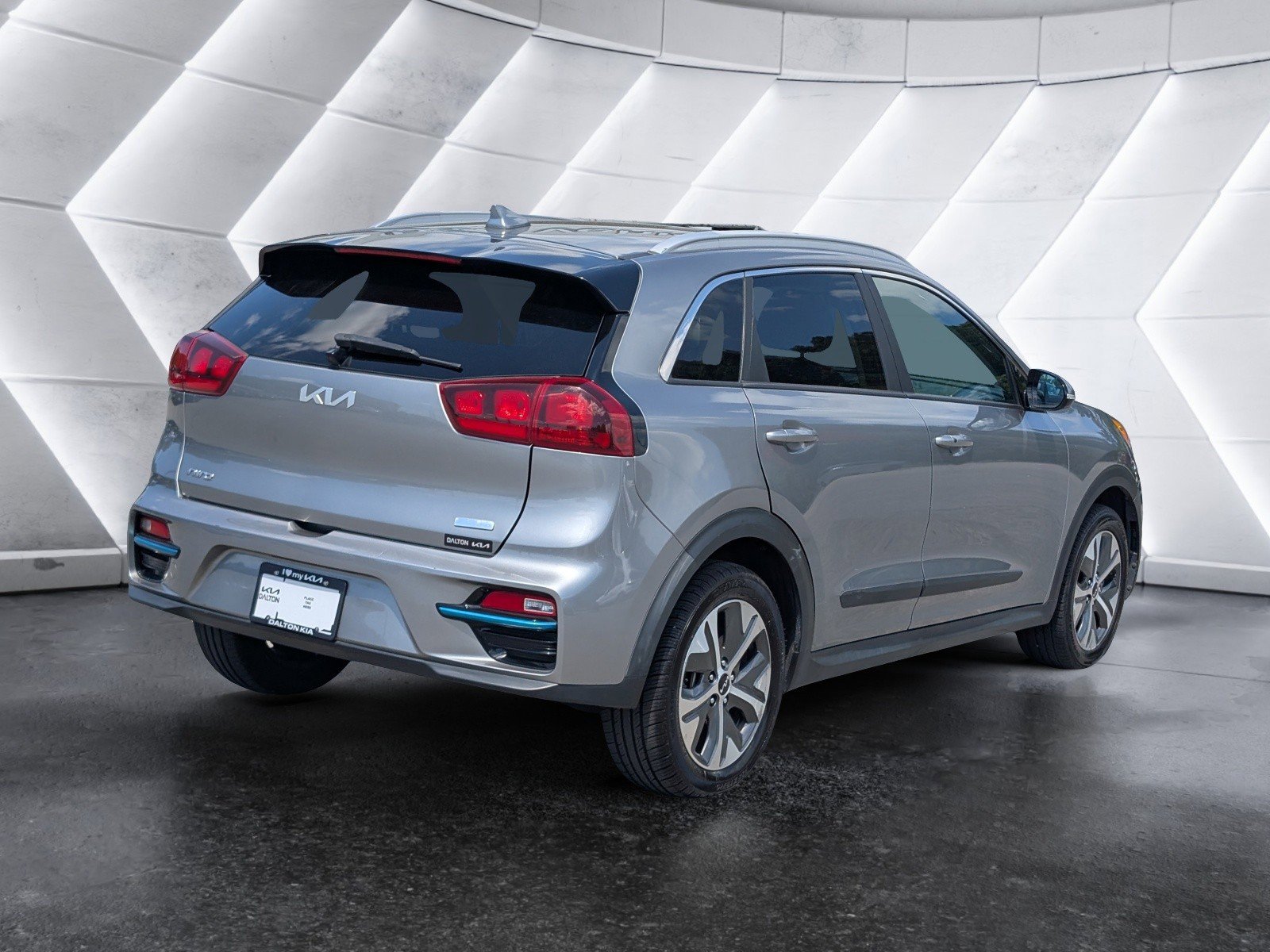 Used 2022 Kia Niro EX w/ Cold Weather Package FWD image 3