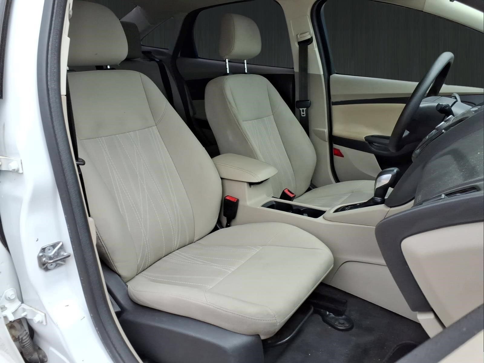 Used 2018 Ford Focus SE w/ SE Appearance Package FWD image 14