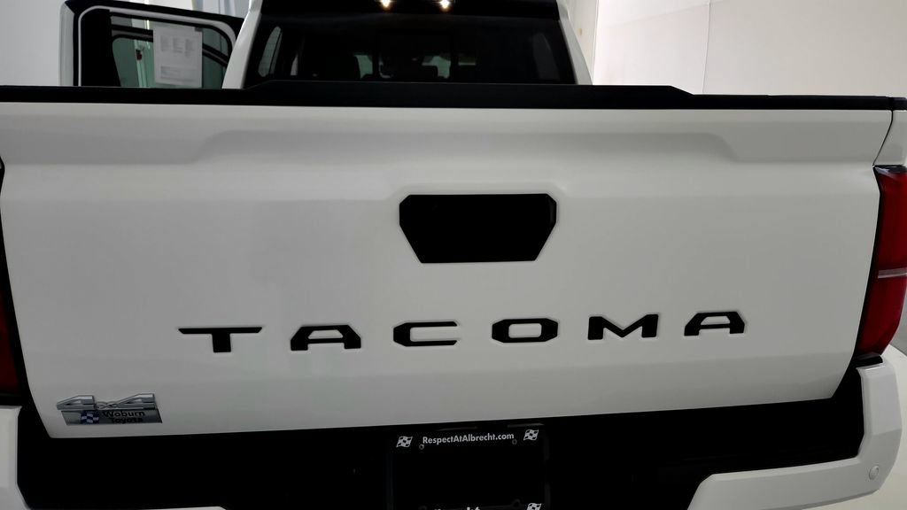 Used 2025 Toyota Tacoma SR5 AWD/4WD image 21