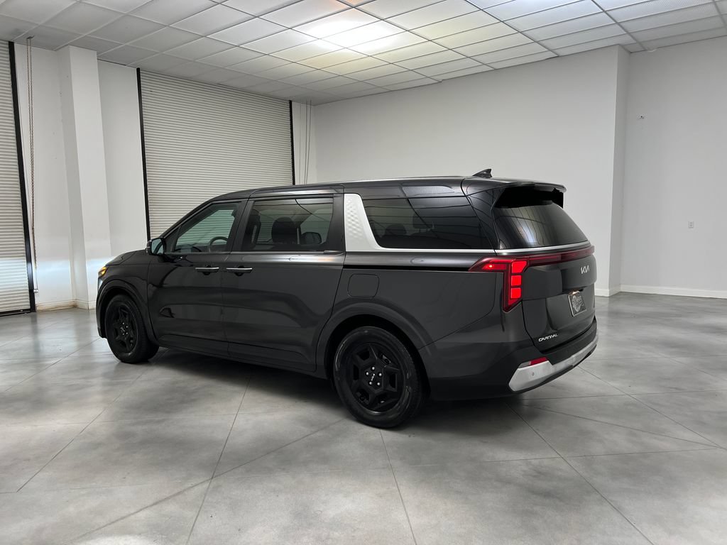 Used 2025 Kia Carnival FWD image 6