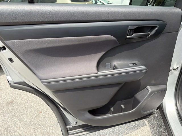Used 2025 Toyota Highlander LE FWD image 13
