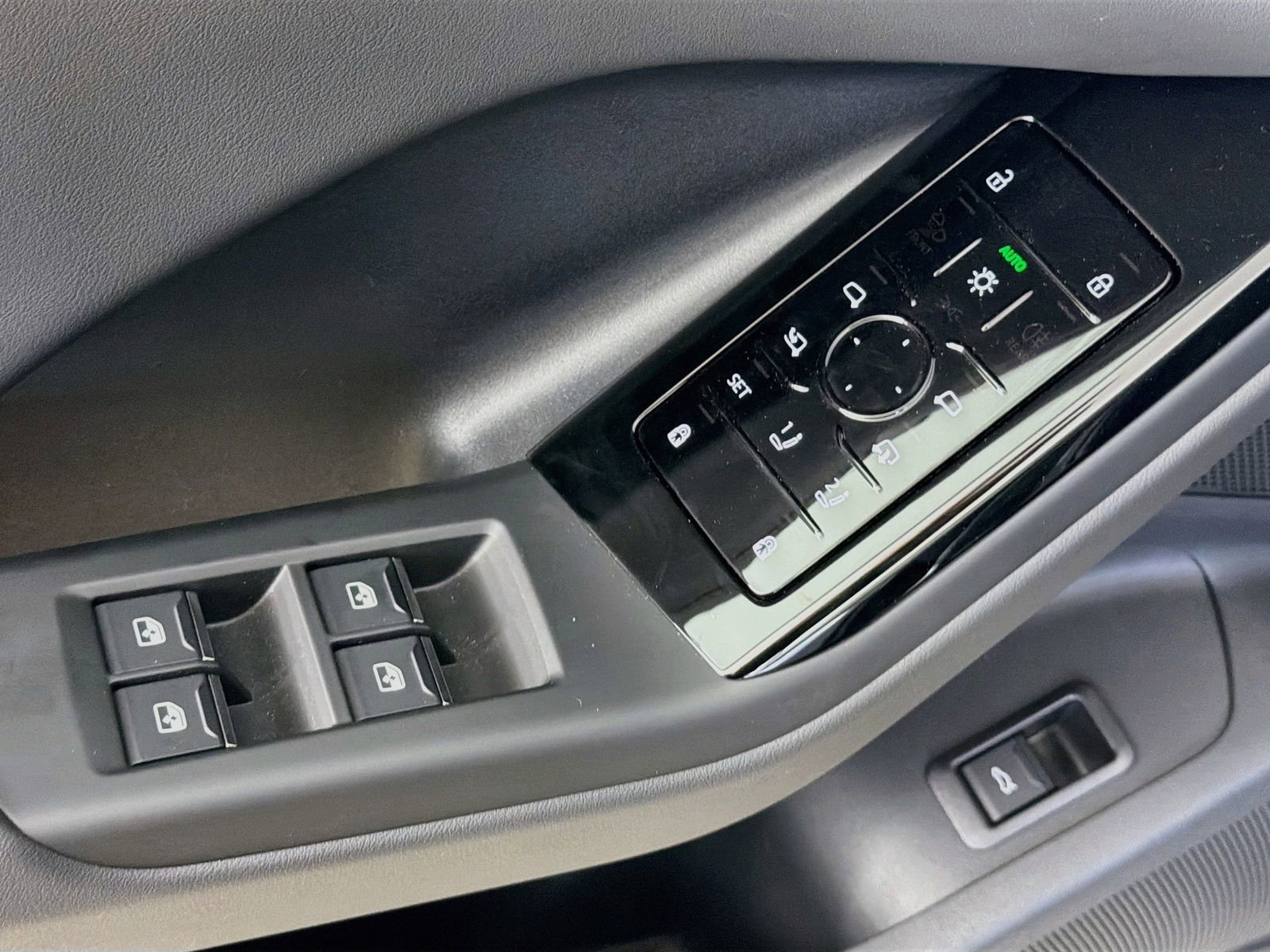 New 2027 Audi SQ6 e-tron Premium AWD/4WD image 17