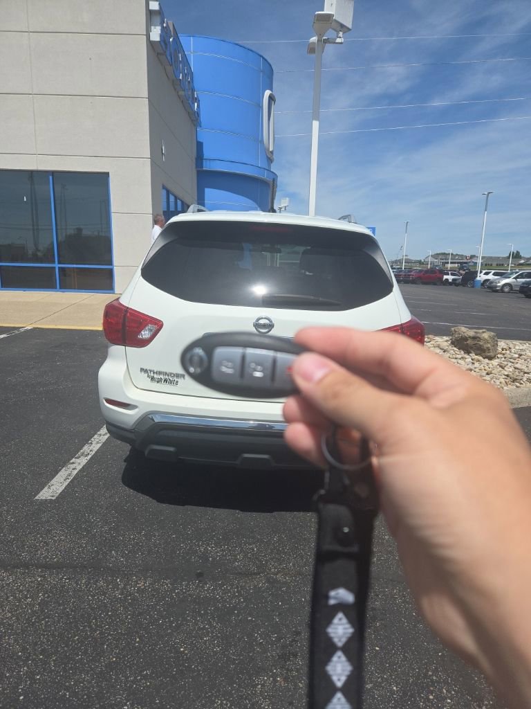 Used 2018 Nissan Pathfinder S AWD/4WD image 12