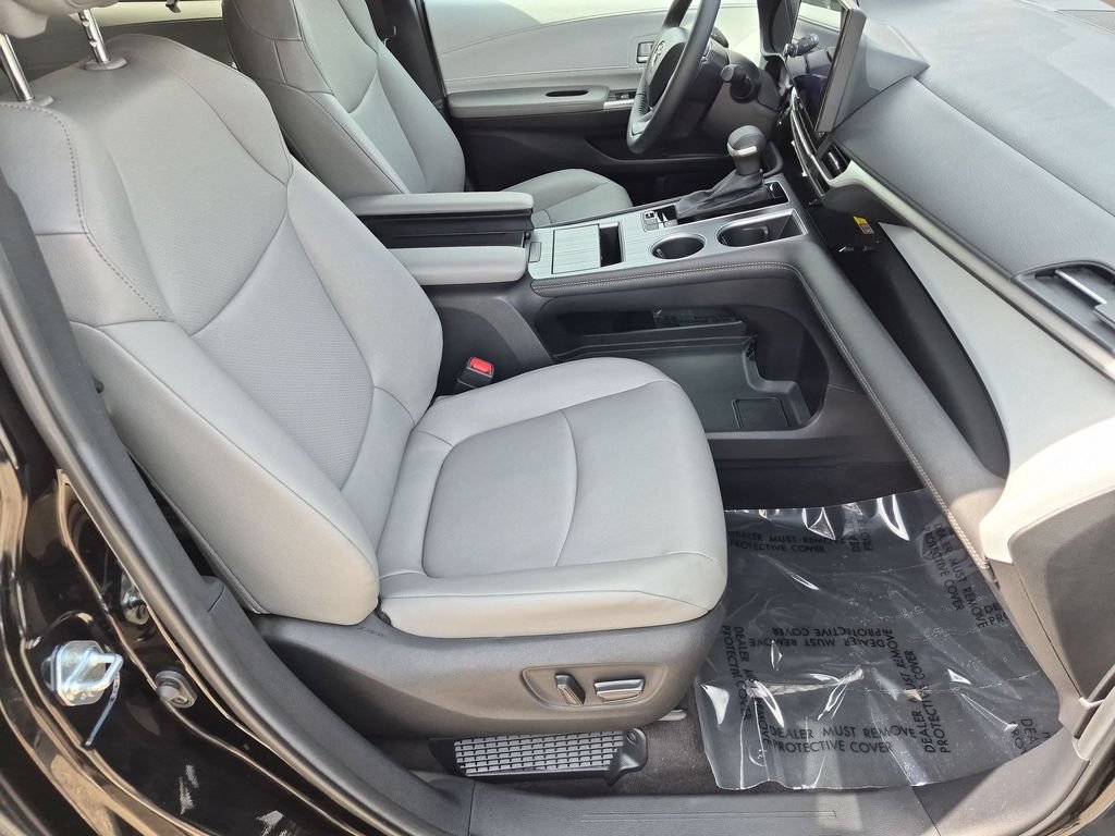 Used 2026 Toyota Sienna XLE FWD image 40
