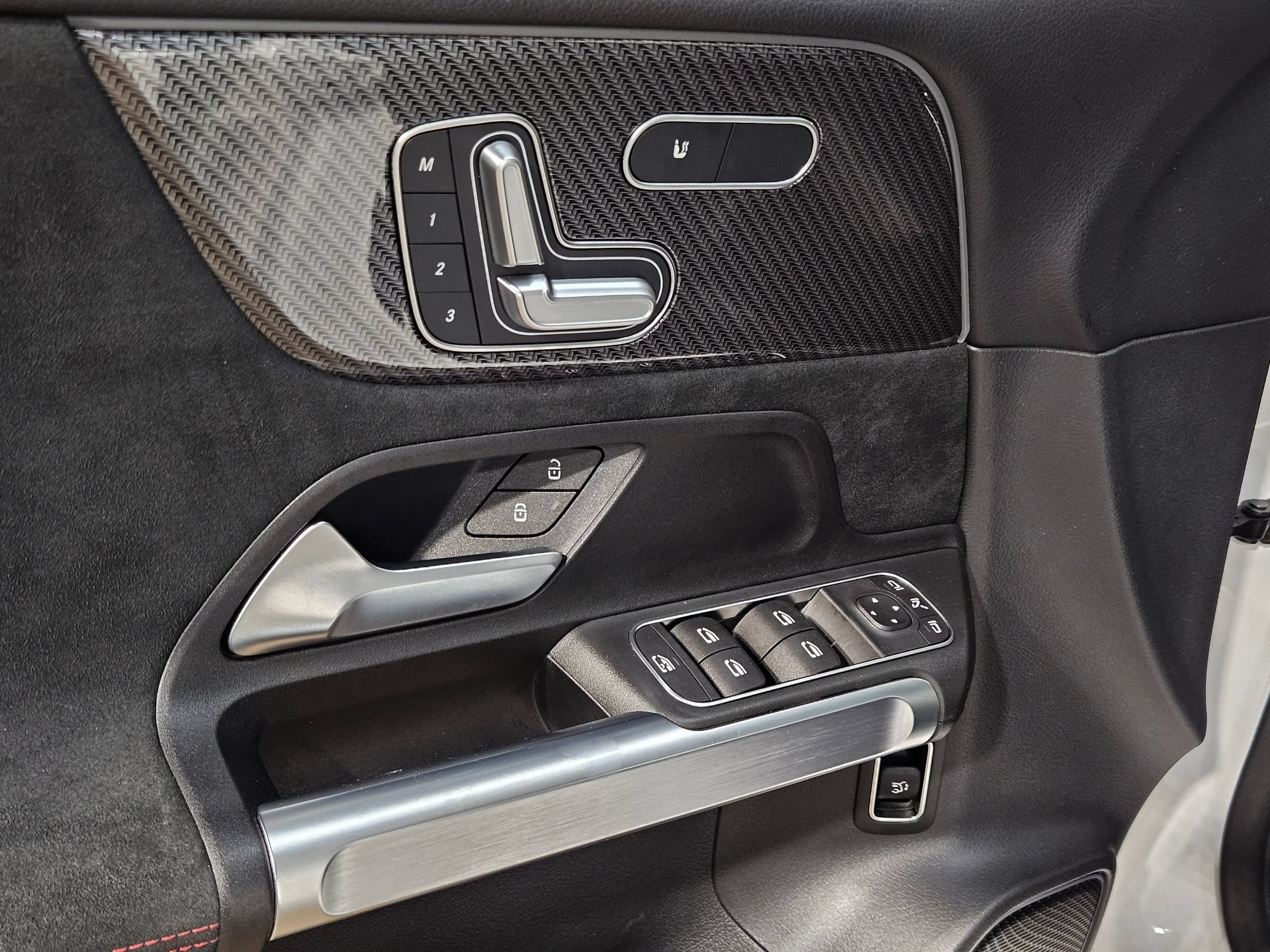 Used 2025 Mercedes-Benz GLB 35 AMG 4MATIC image 21