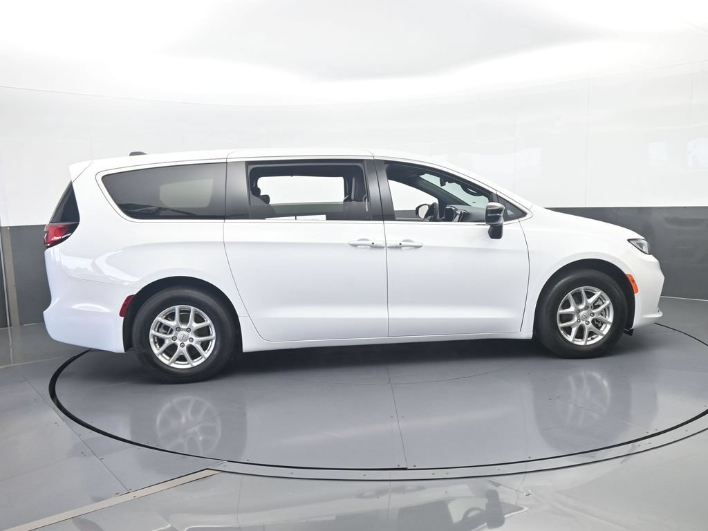 Used 2025 Chrysler Pacifica Select FWD image 7