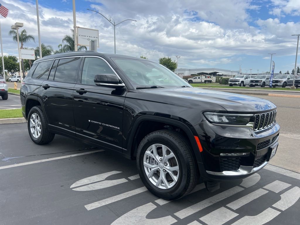 Used 2023 Jeep Grand Cherokee L Limited w/ Trailer Tow Group (B) AWD/4WD image 11