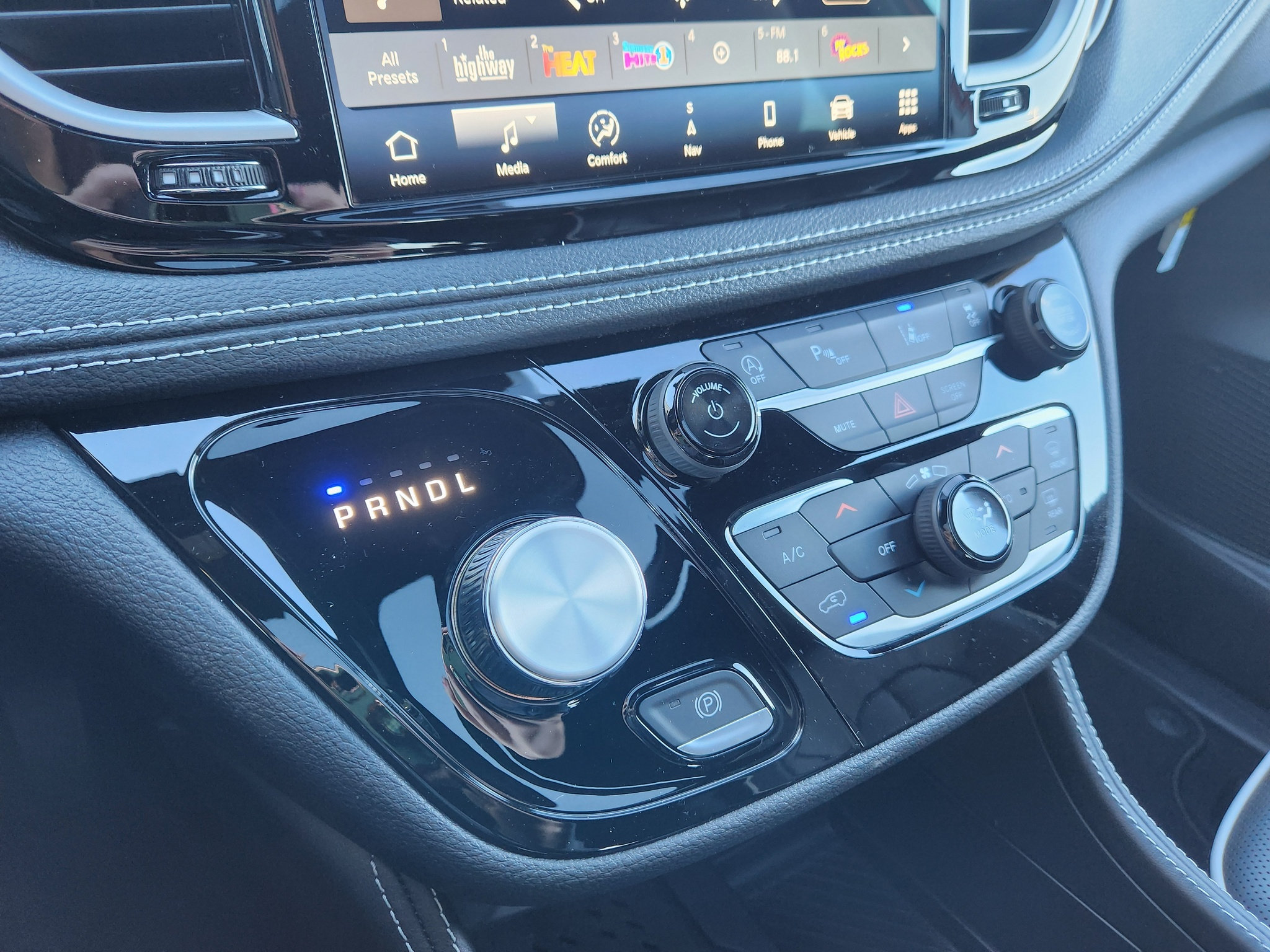 New 2027 Chrysler Pacifica Limited FWD image 27