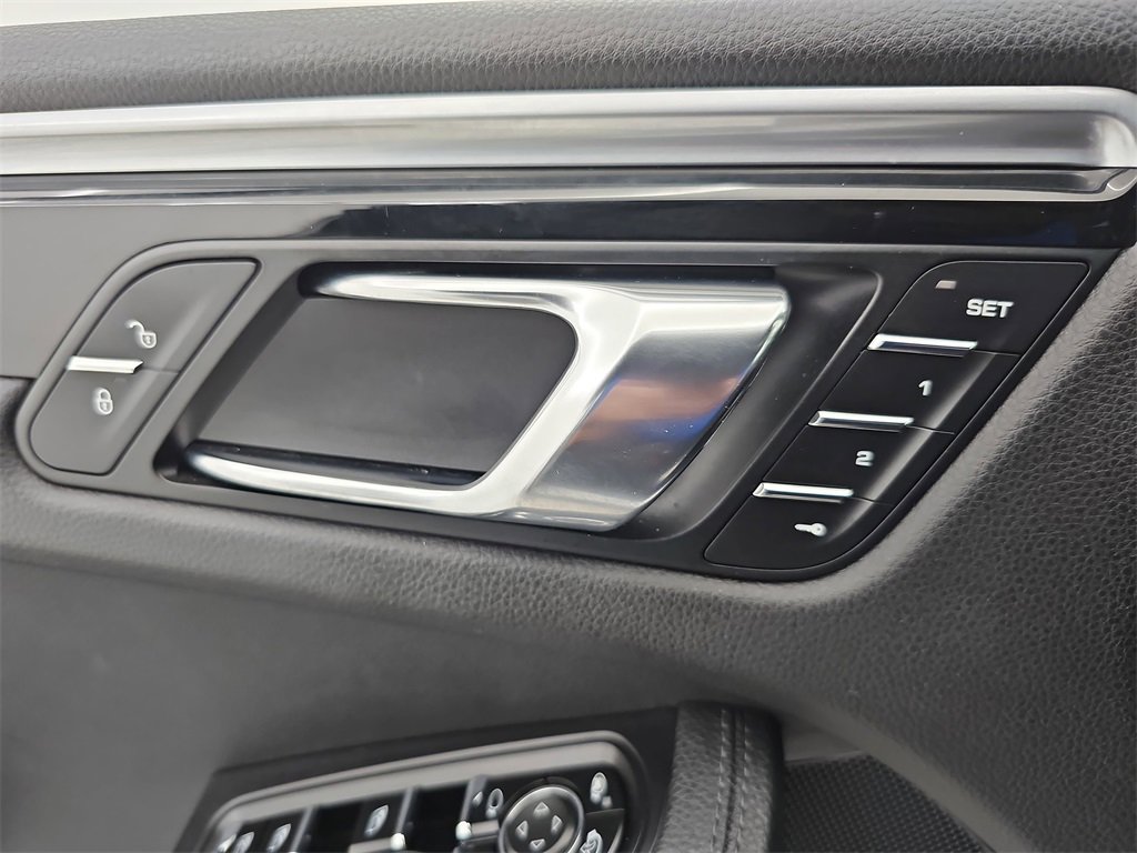 Used 2018 Porsche Macan image 40