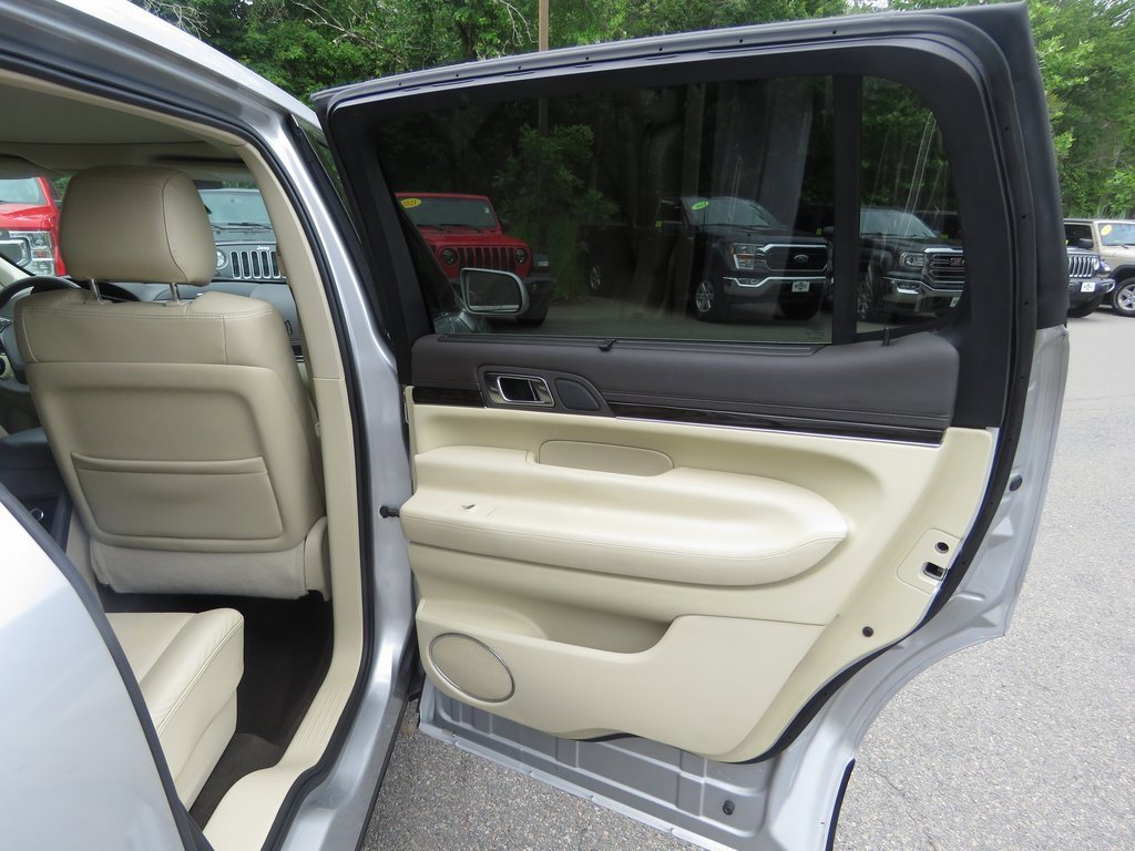 Used 2019 Lincoln MKT AWD image 16