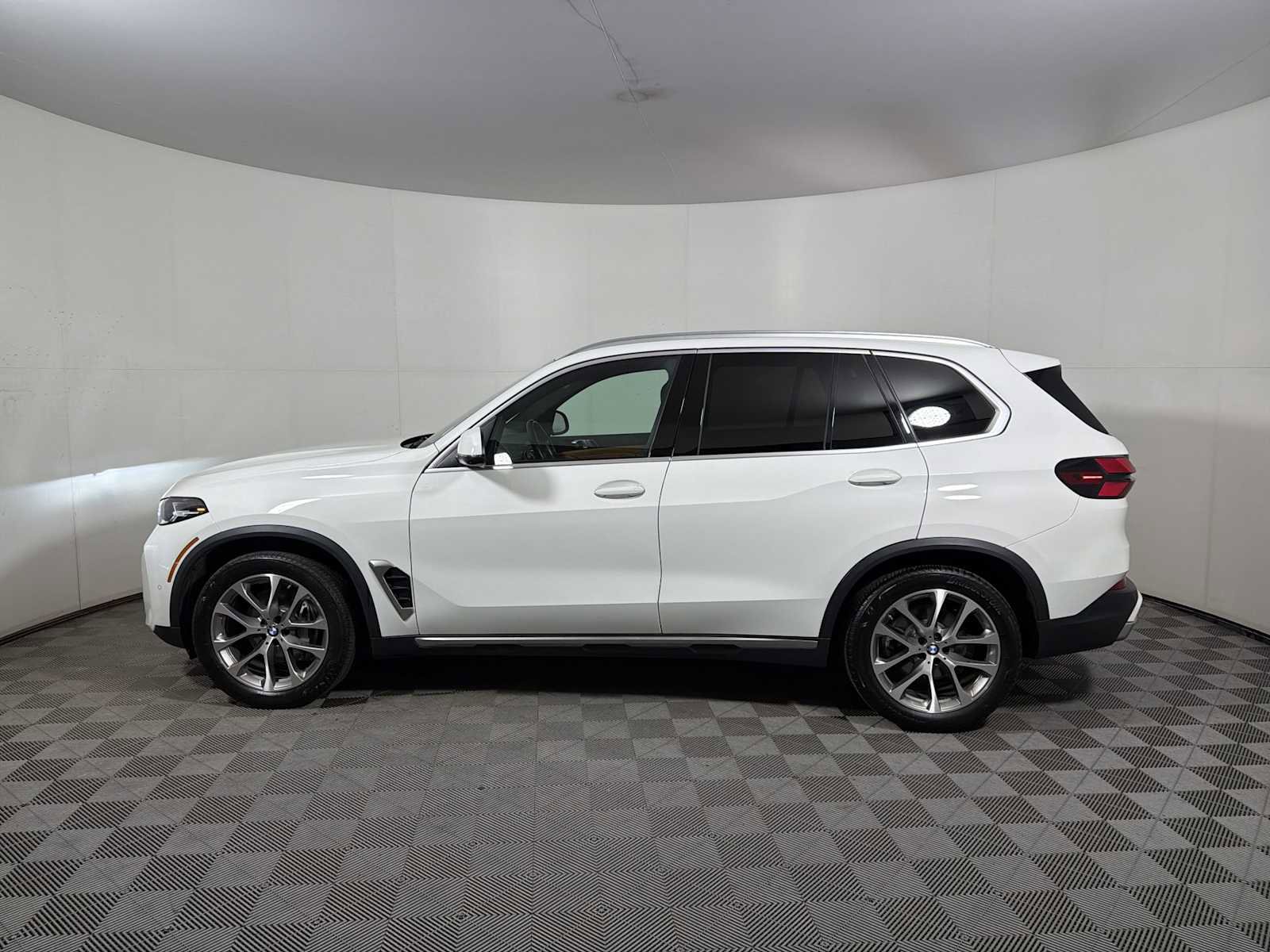 Certified 2024 BMW X5 xDrive40i w/ Parking Assistance Package image 4