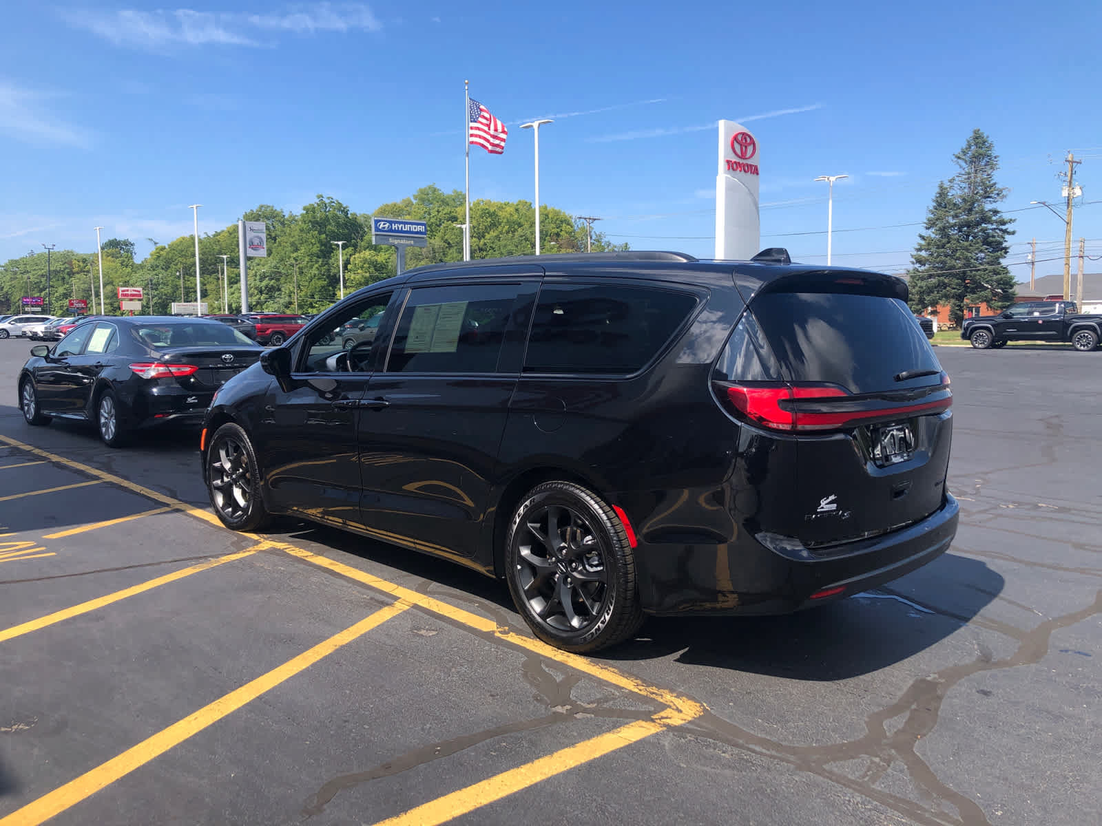 Used 2025 Chrysler Pacifica Limited FWD image 3