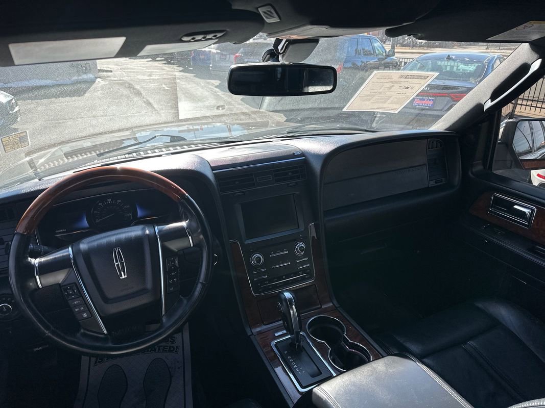 Used 2015 Lincoln Navigator image 37