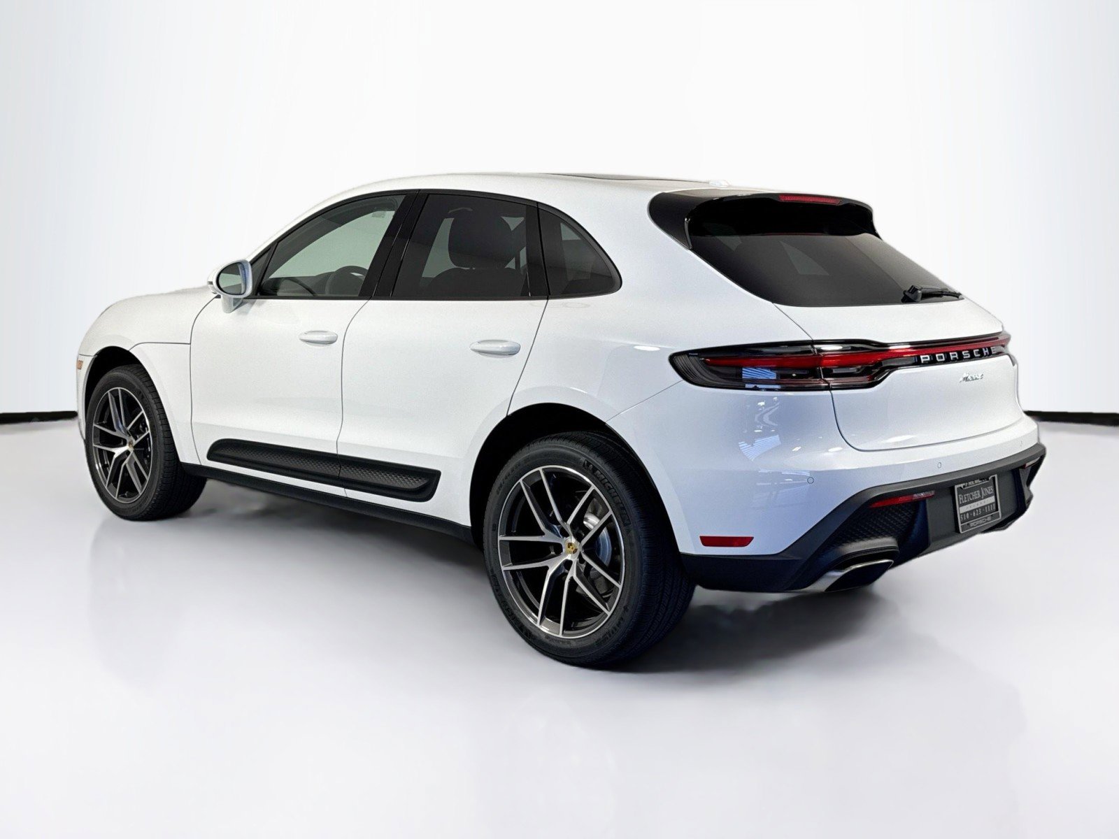 Certified 2025 Porsche Macan AWD/4WD image 3