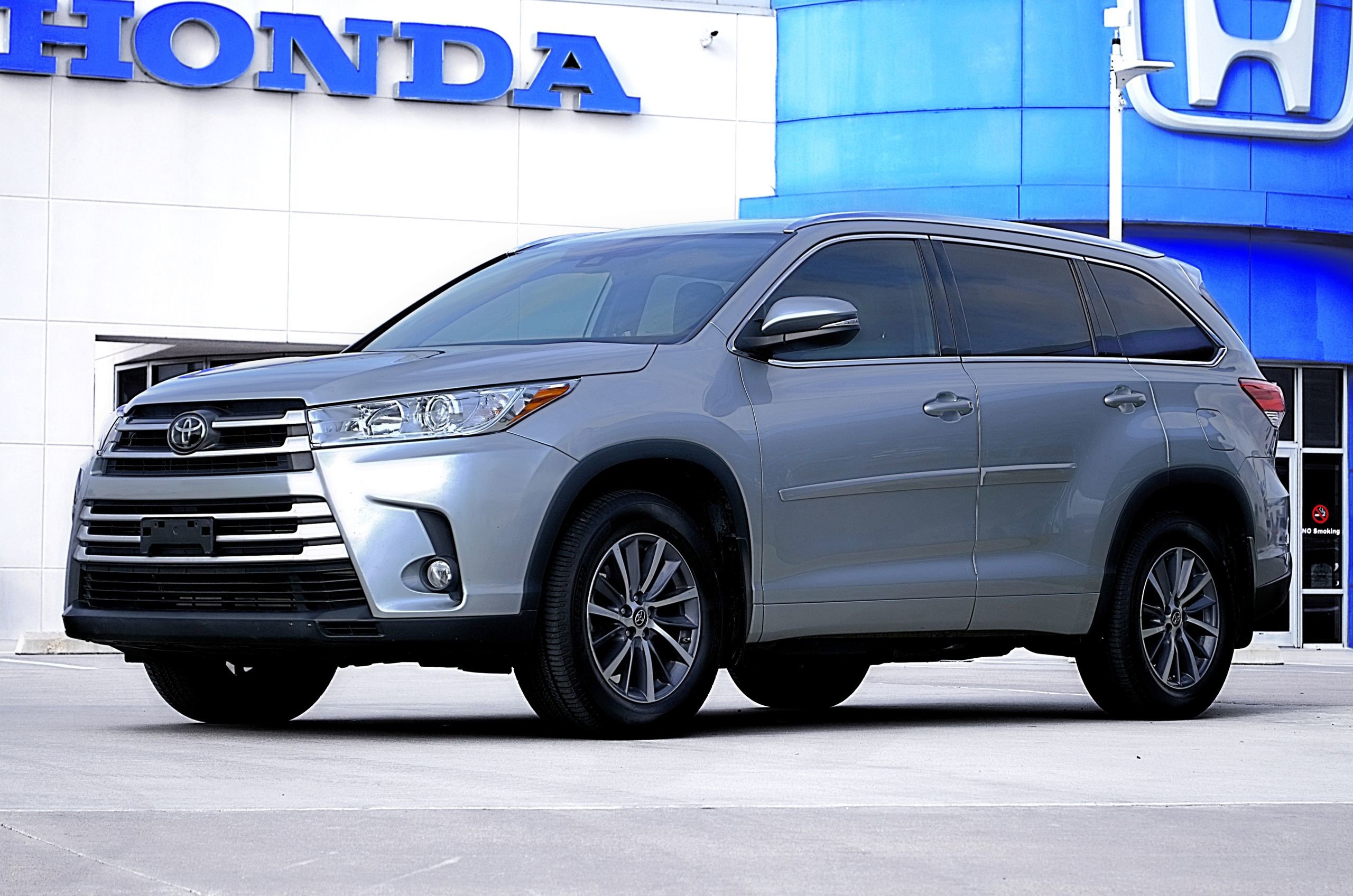 Used 2018 Toyota Highlander XLE image 1