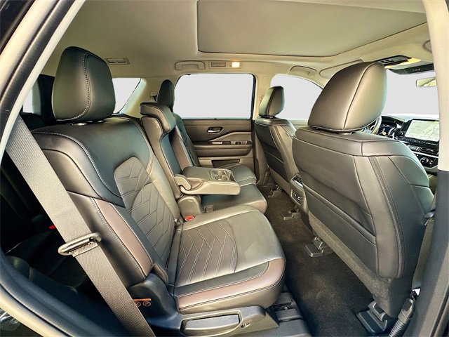 Used 2024 Nissan Pathfinder Platinum w/ Cargo Package image 28