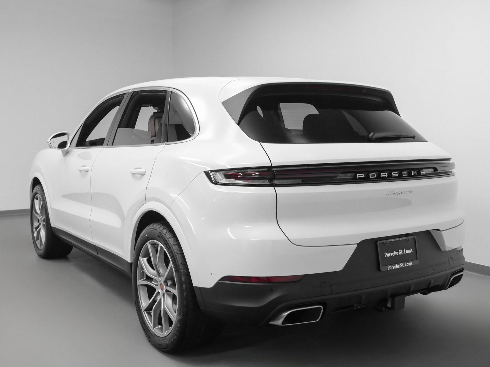 Used 2025 Porsche Cayenne image 3
