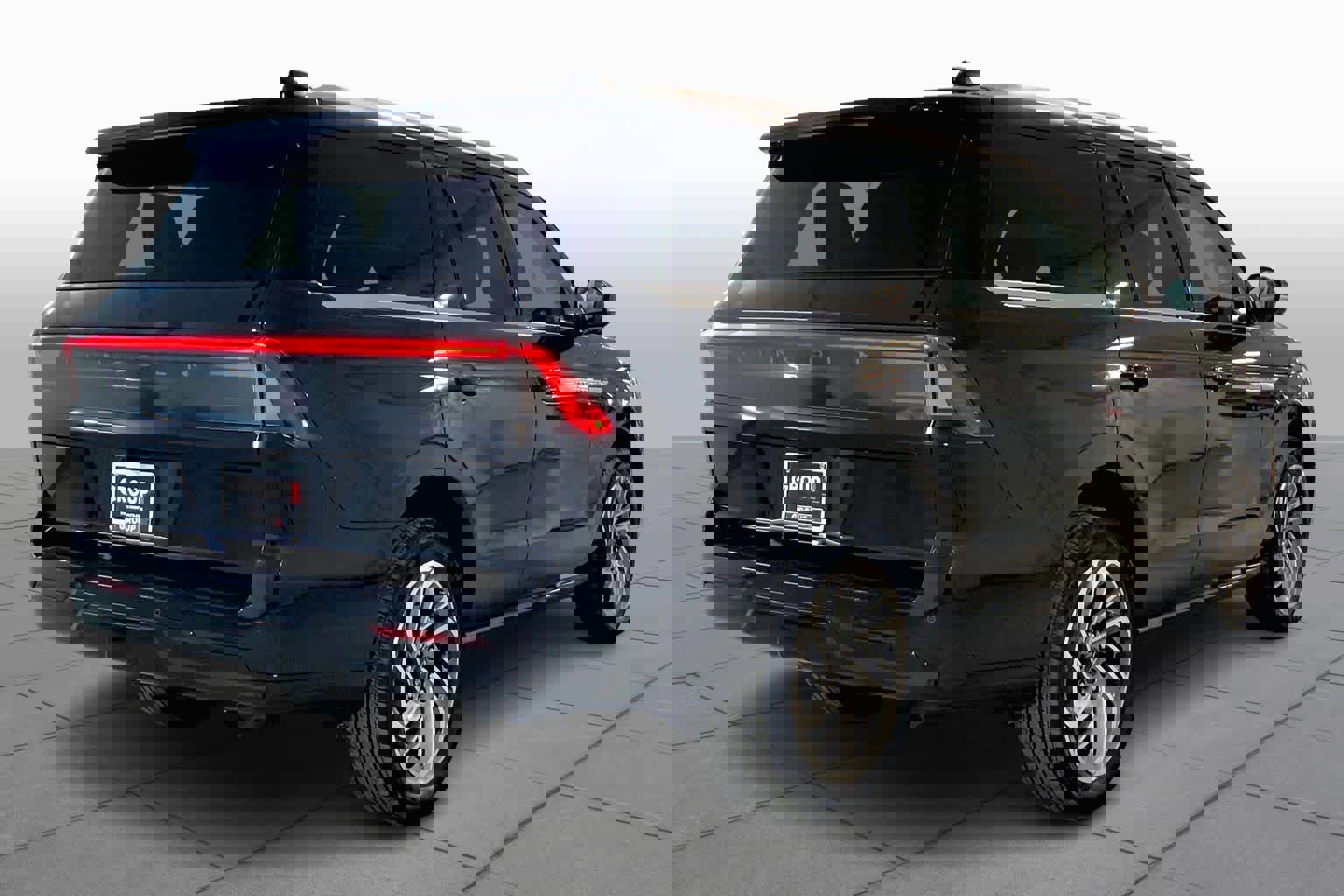 Used 2025 Lincoln Navigator Reserve image 12