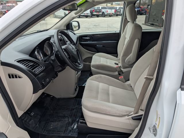Used 2019 Dodge Grand Caravan SE w/ UConnect Hands-Free Group image 2